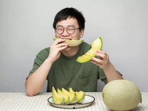 男子吃瓜吃到自己,男子吃瓜意外发现自己成瓜王