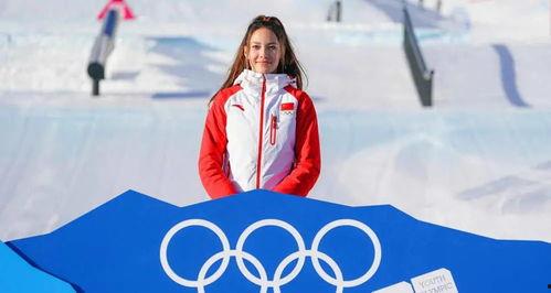 谷爱凌边看比赛边吃瓜,赛场内外两不误